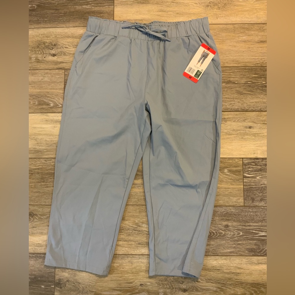 32 Degrees Light Blue Capri Pants. Size M